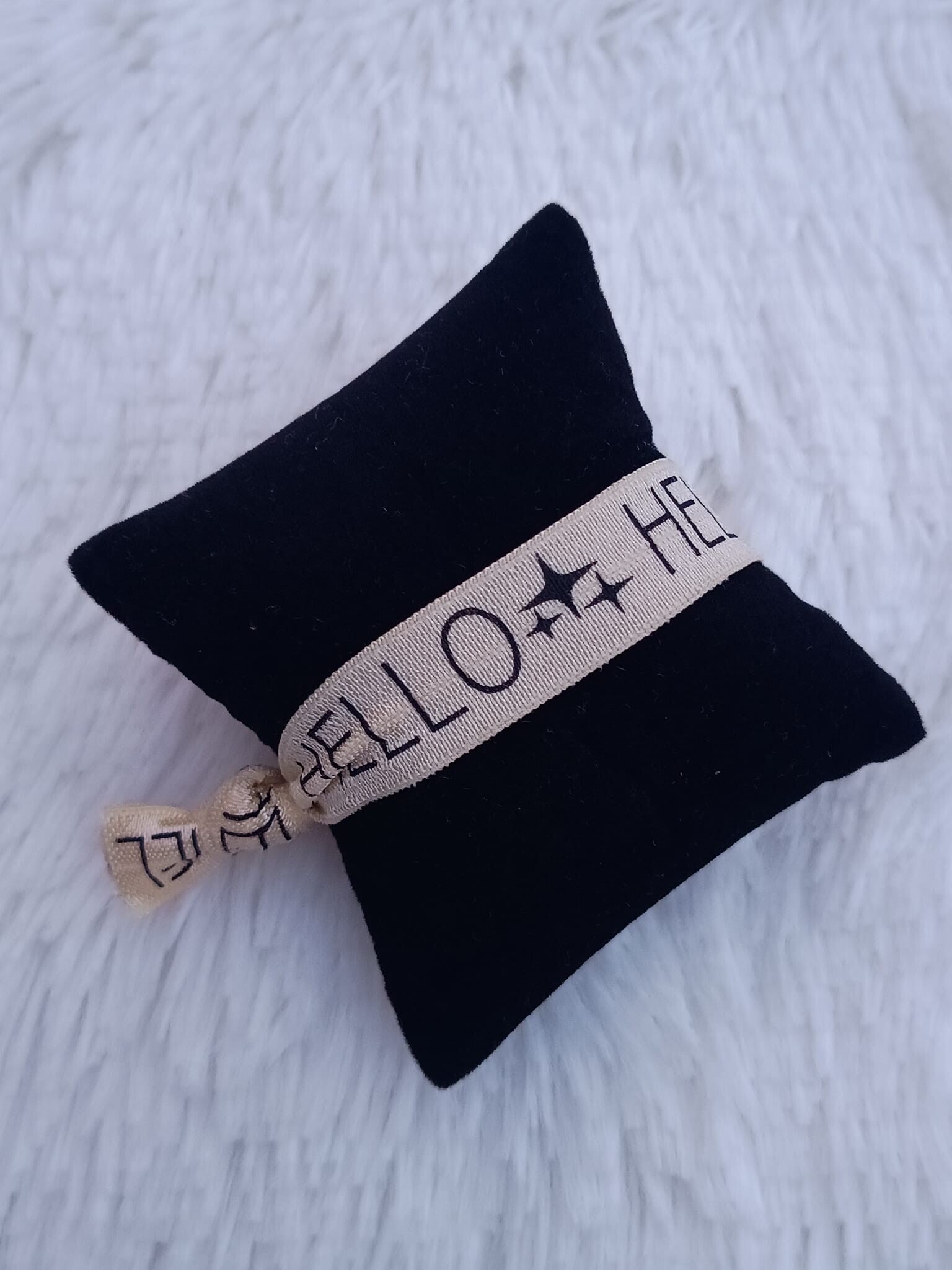 Lint tekst 'HELLO' geel