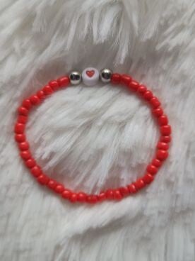 Armbandje rood met rood hartje