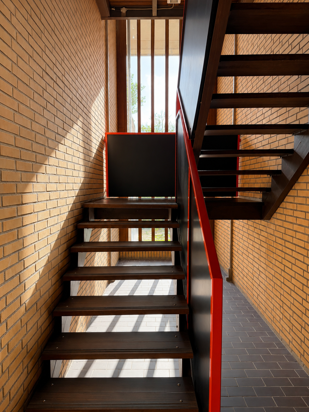 Trappenhuis van appartementencomplex na schoonmaak portieken en trappenhuizen