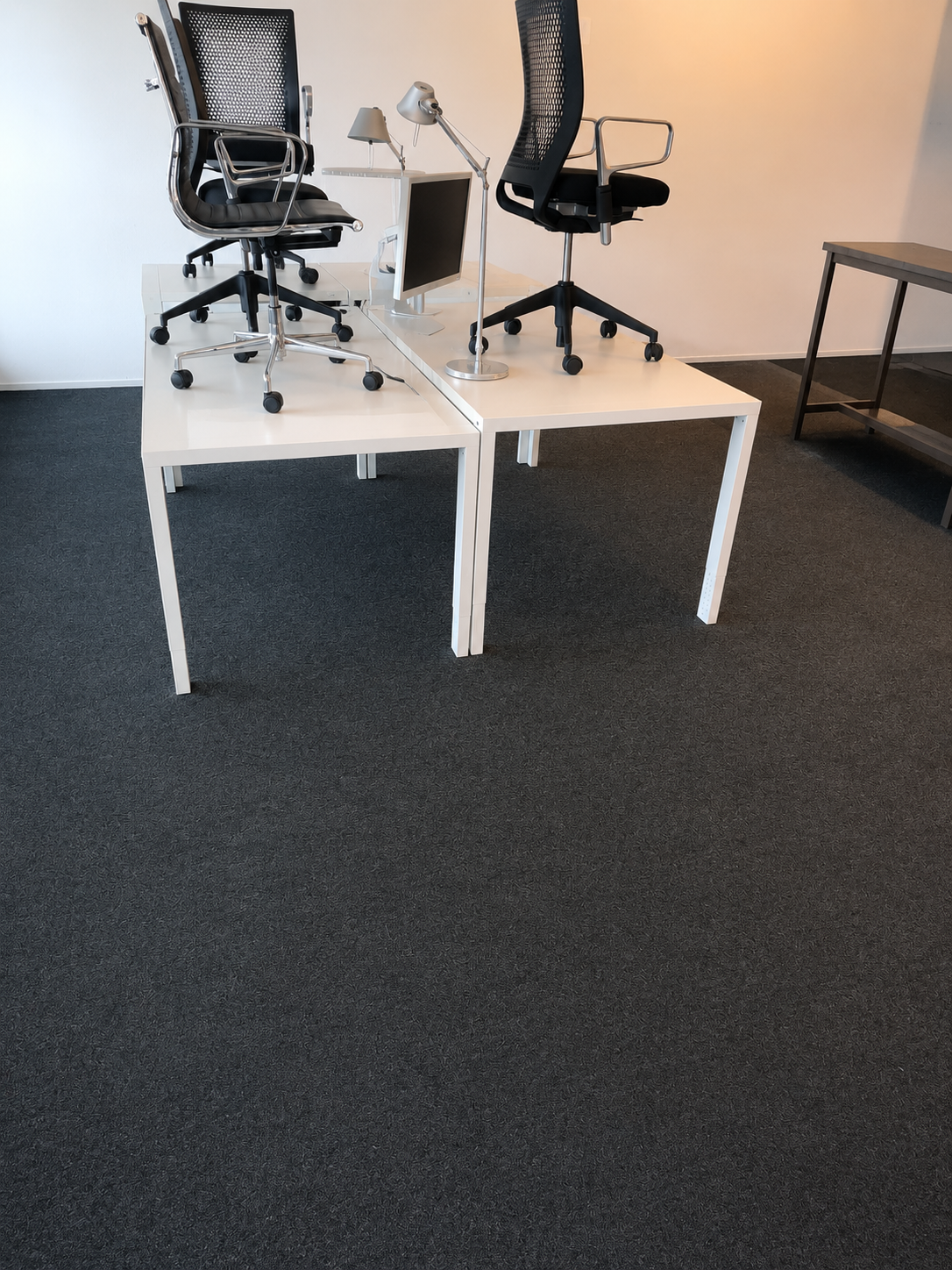 Kantoorruimte met bureaus, klaar na opleverschoonmaak kantoorpand Rotterdam