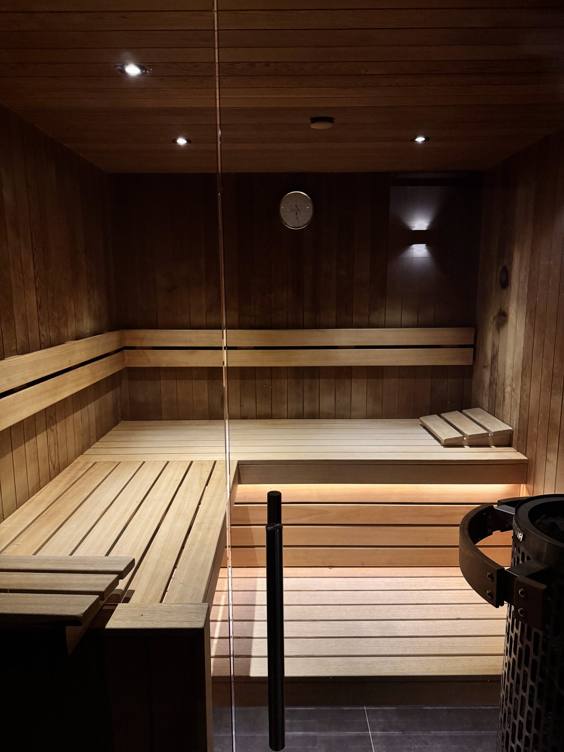 Schoongemaakte sauna in sportschool na wellnessreiniging door Fris Gefixt en Schoon