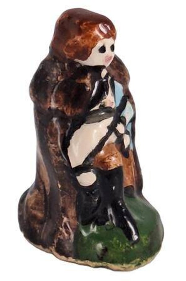 Fève ancienne - Femme assise jambes croisées