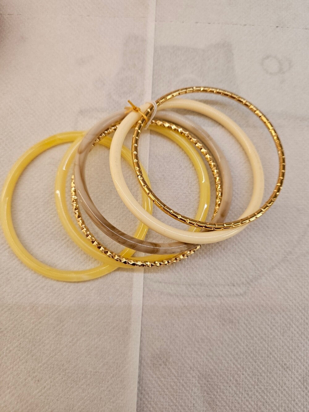 Bracelets en lot ton jaune