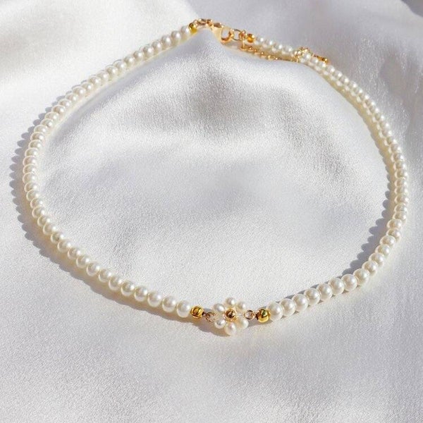 Daisy pearl choker