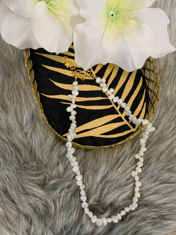 Bella pearl necklace