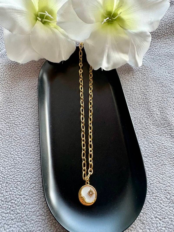 Parelmoer moon necklace