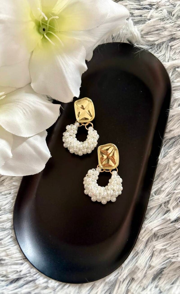 Pearly bliss studs earrings