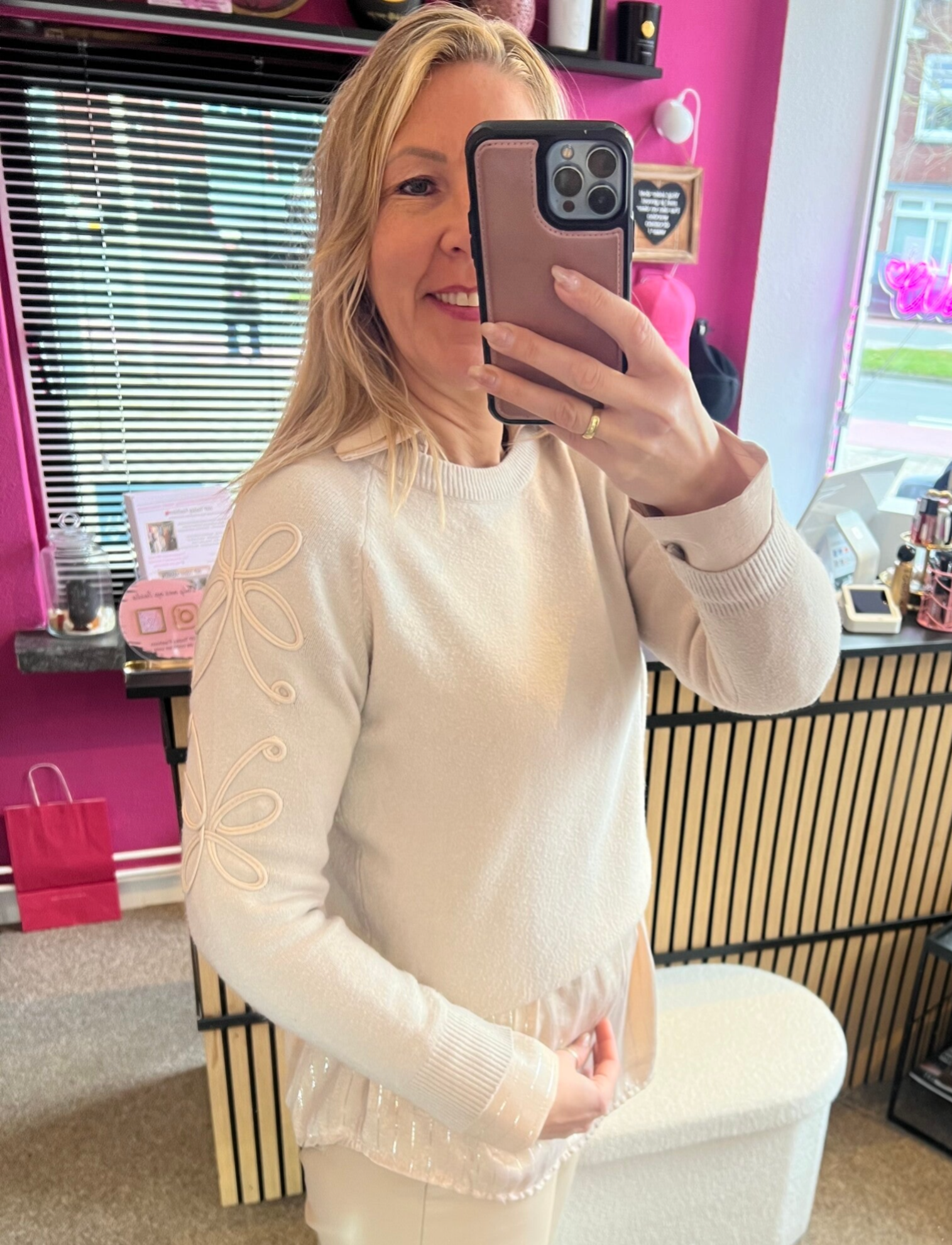 Gebreide trui met geborduurde bloemenmouwen