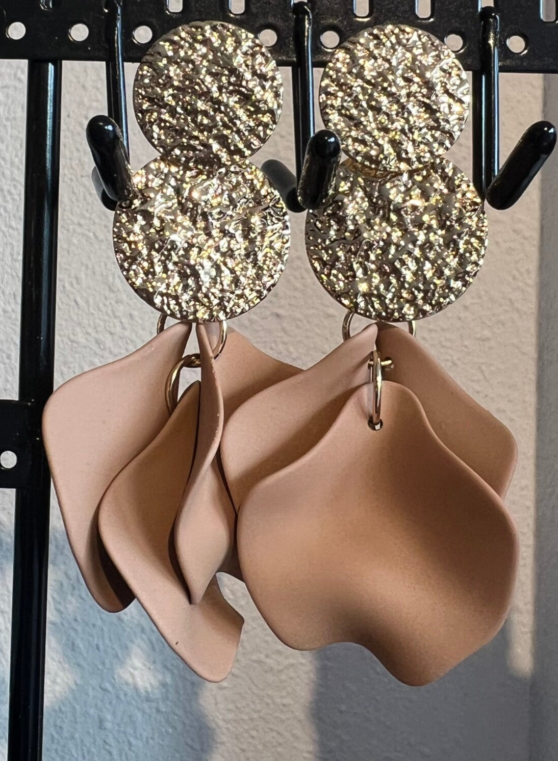 Statement oorbellen bloemen Chic bruin/camel