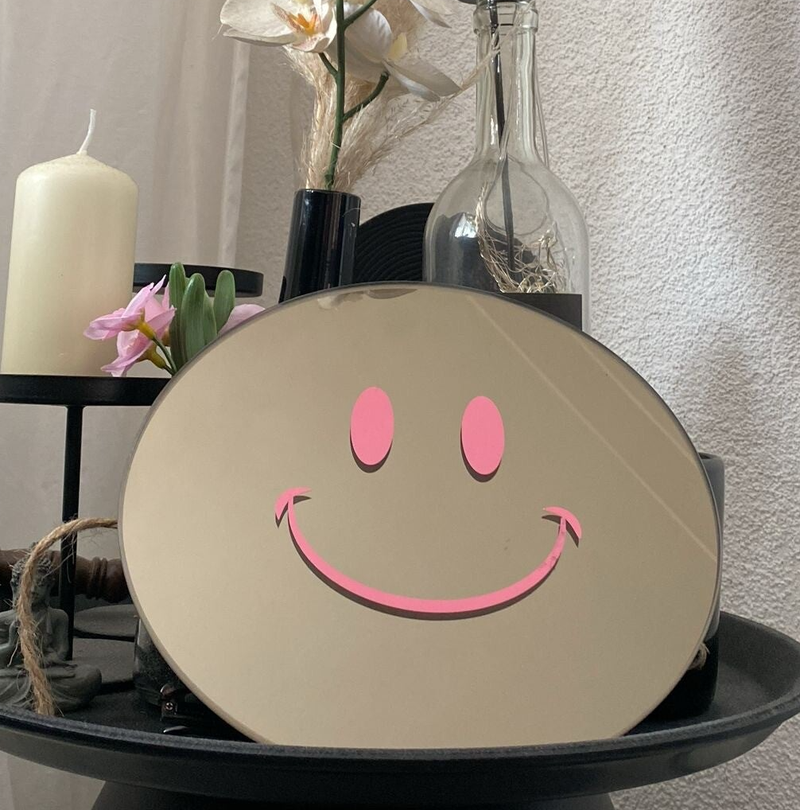 De Smiley spiegel roze