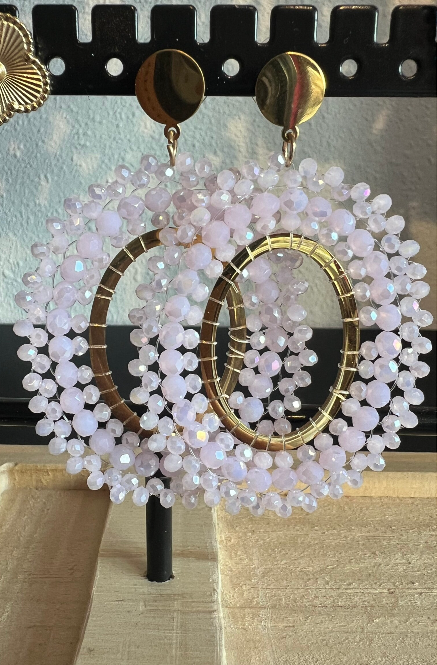 Kralenoorbellen in Licht roze met stainless steel knopje