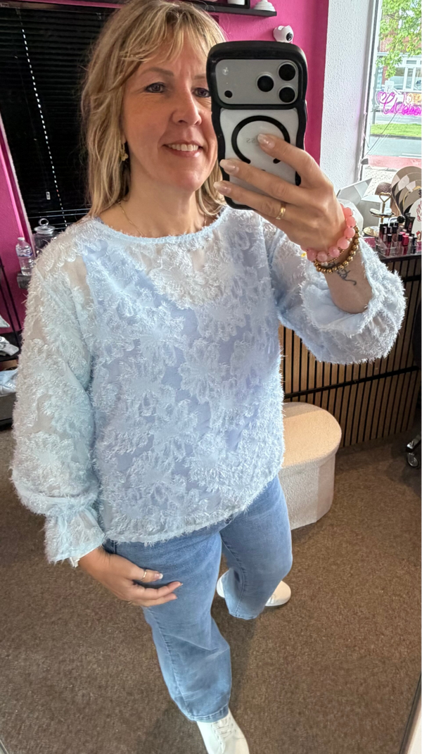 Blouse Gigi met kanten fluffy detail Blauw