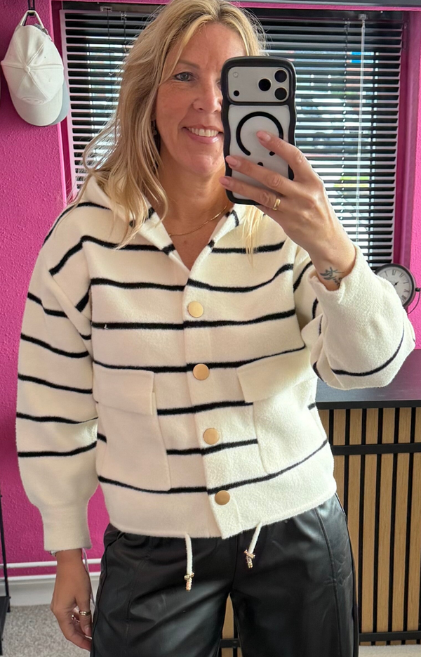 Gestreept Vest met Capuchon en Gouden Knopen – Ecru / Zwart
