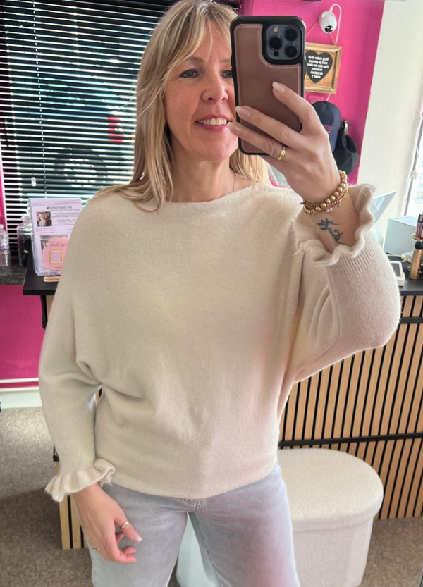 Trui boothals, vleermuis mouw met ruffle Beige