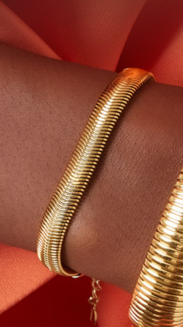 Armband plat met ribbel structuur goud