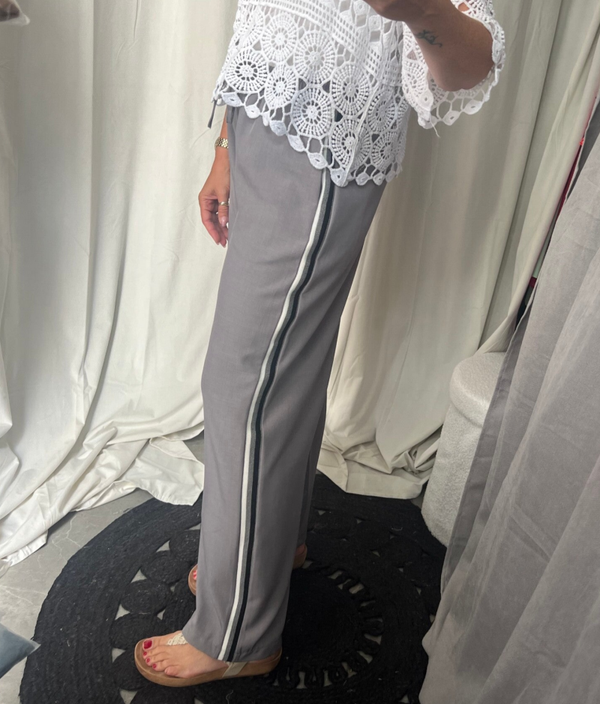 Pantalon Sara streep grijs