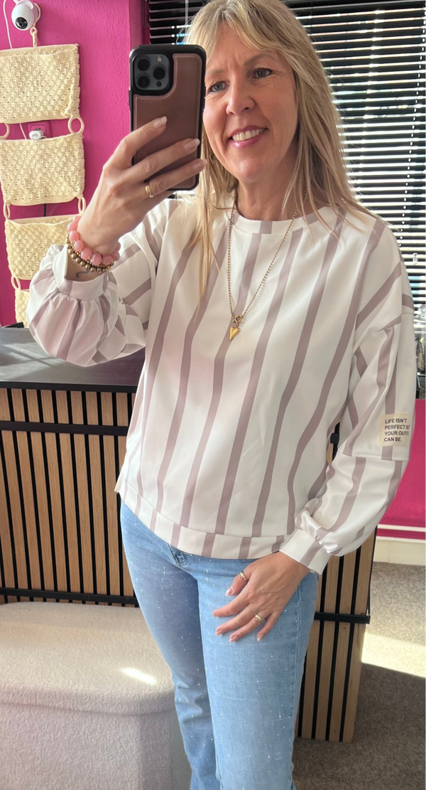Sweater pastel met patch "Life isn't perfect.." Creme/Taupe