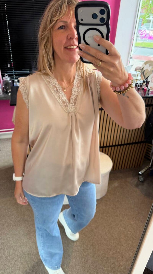 Satijnen top met kant Beige