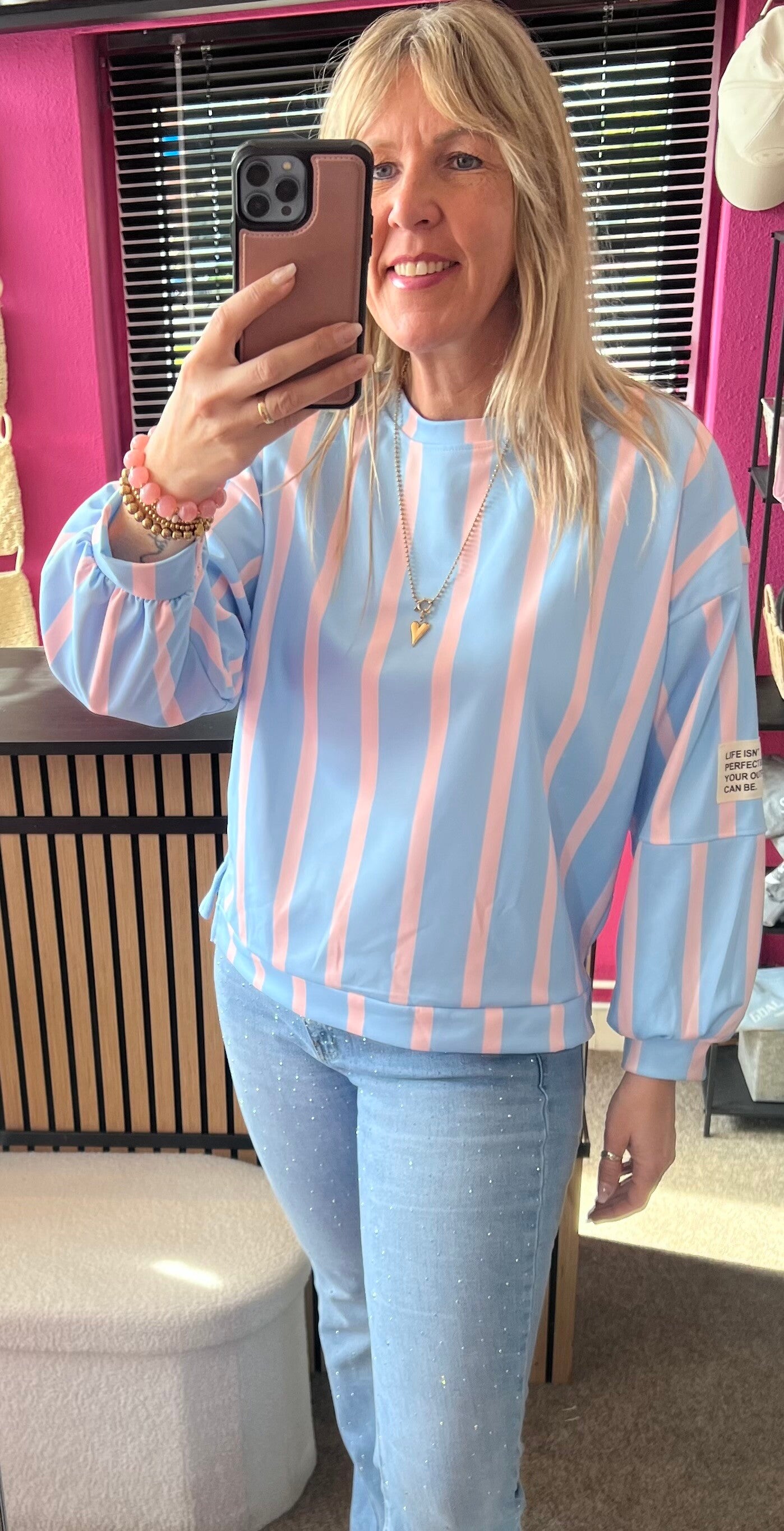 Sweater pastel met patch "Life isn't perfect.." Blauw/Roze