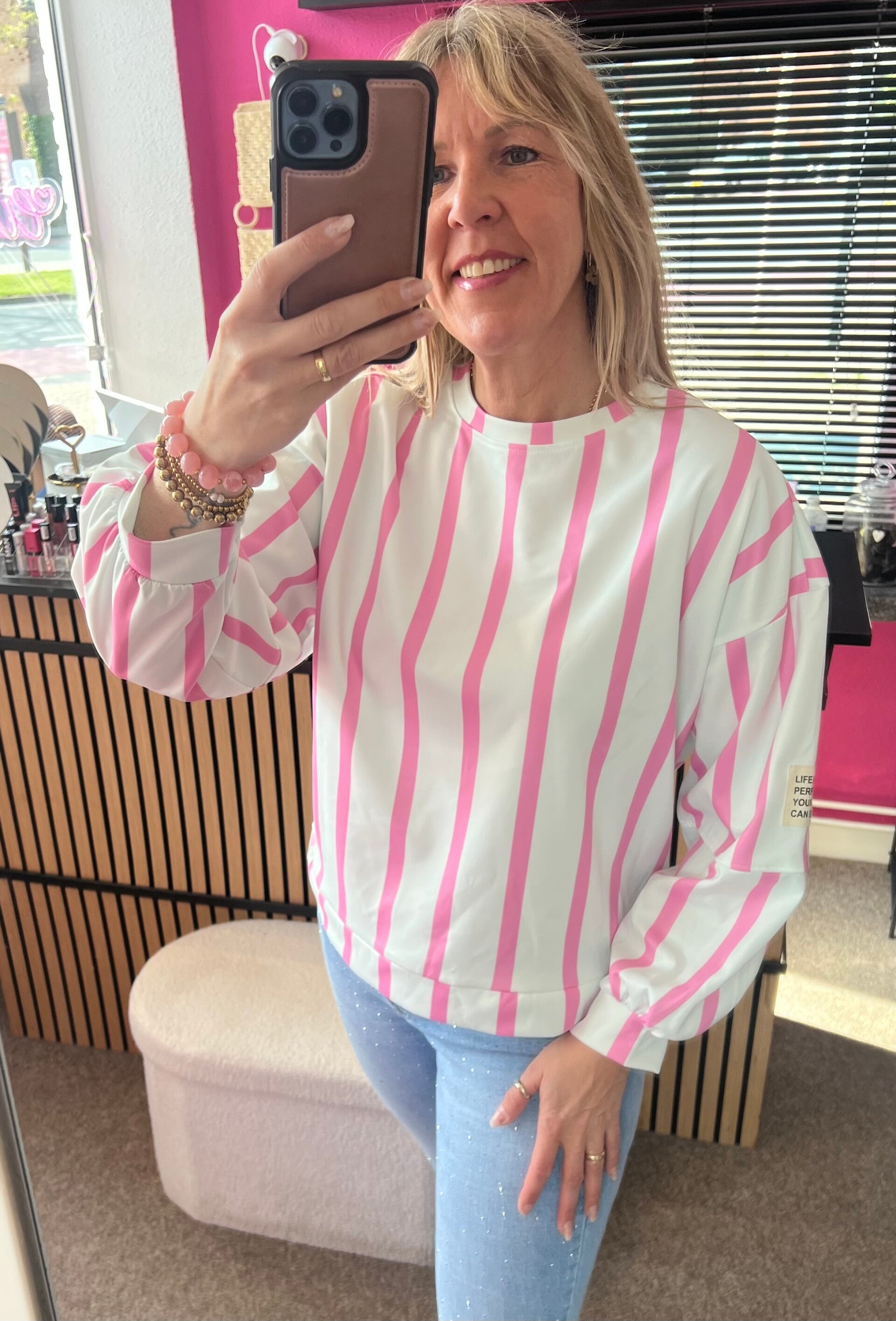 Sweater pastel met patch "Life isn't perfect..." Roze