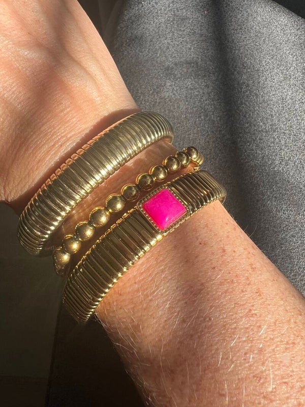 Armband ribbel goud met roze steen 11mm