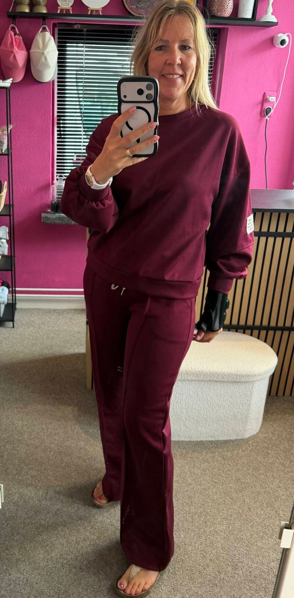 De "Life isn't perfect but your outfit can be" set lange mouw Bordeaux Rood