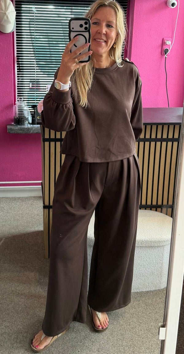 Comfy pak met knoop op schouder en wide leg comfy pantalon Choco Bruin