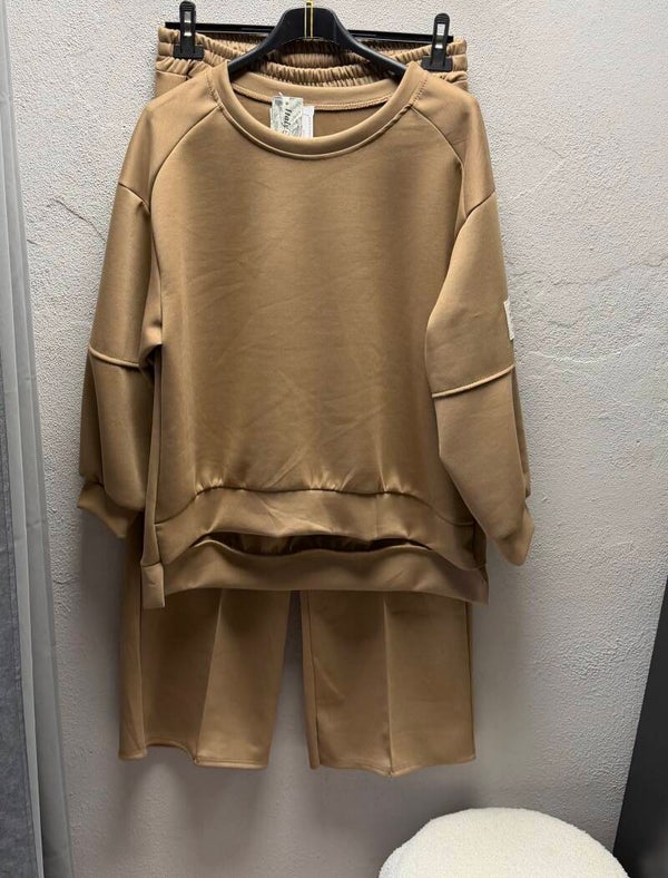 De "Life isn't perfect but your outfit can be" set lange mouw Taupe/Camel