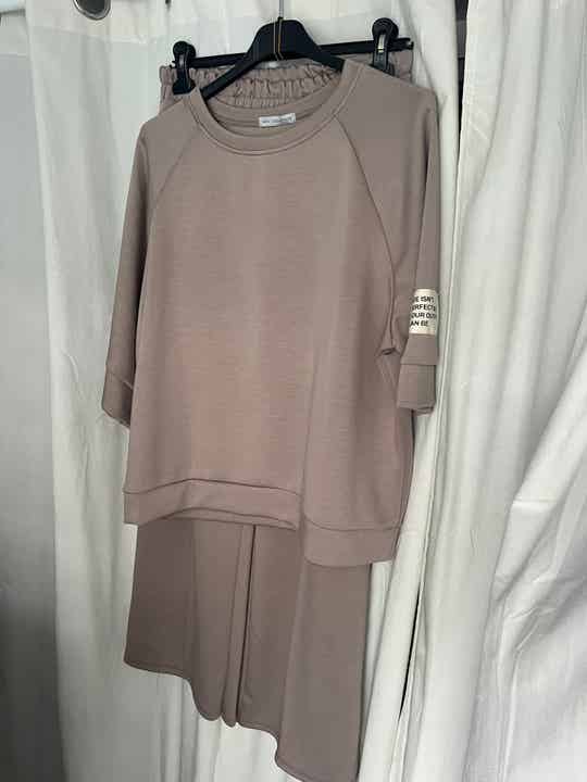 De "Life isn't perfect but your outfit can be" set korte mouw licht Taupe