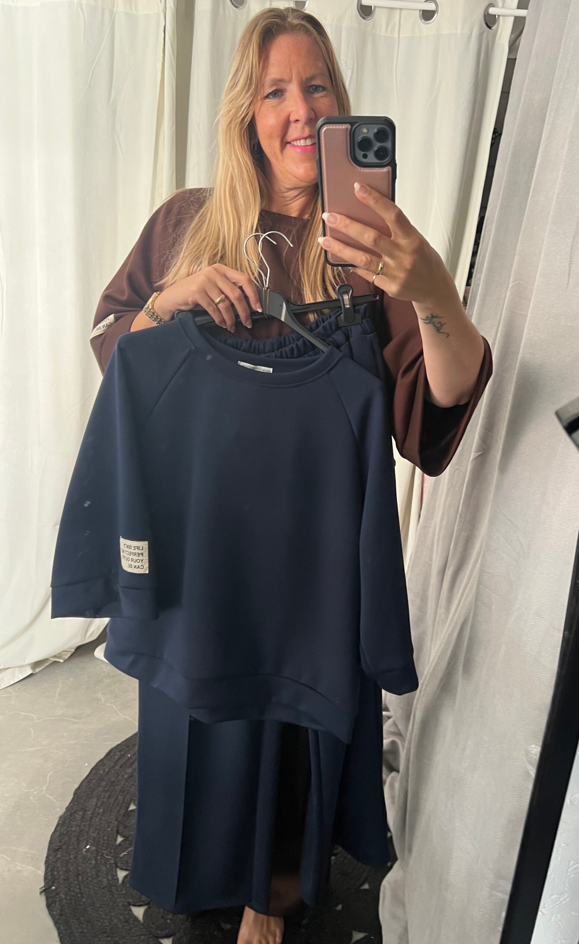 De "Life isn't perfect but your outfit can be" set korte mouw Navy