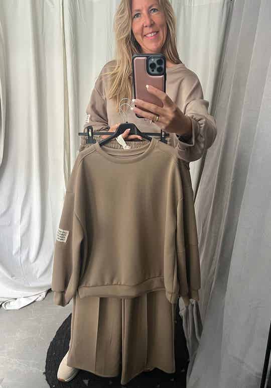 De "Life isn't perfect but your outfit can be" set lange mouw Taupe