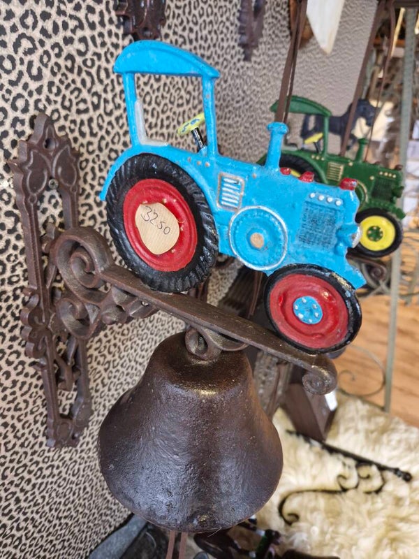 Gietijzeren bel blauwe tractor