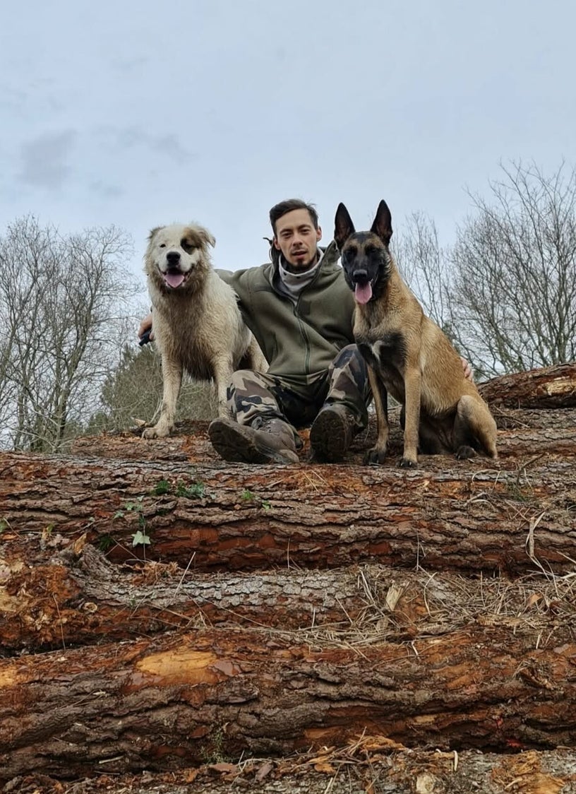Julien Delsus, éducateur comportementaliste canin, accompagné de deux chiens dans les Landes