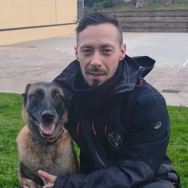 Julien Delsus, éducateur comportementaliste canin à Dax, avec son chien