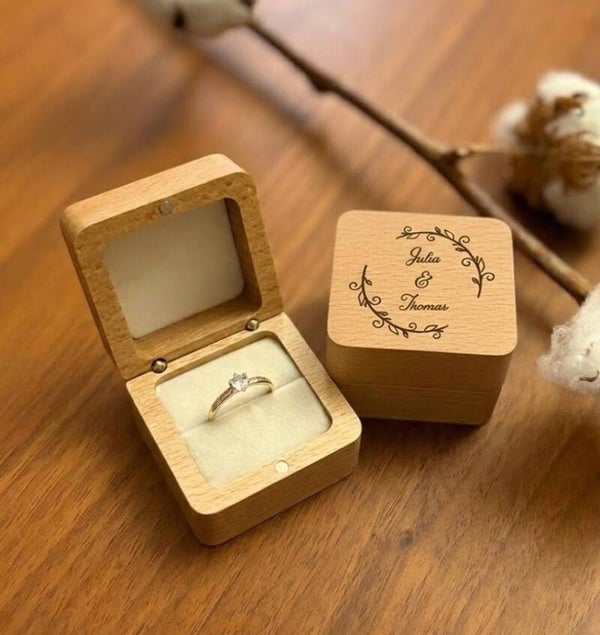 Individuelle Holz-Ringbox mit Gravur