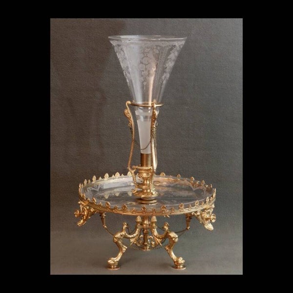 Grand Centre De Table Fleurier  en Bronze Ciselé et Doré, Cristal Soufflé et Taillé - XIXe
