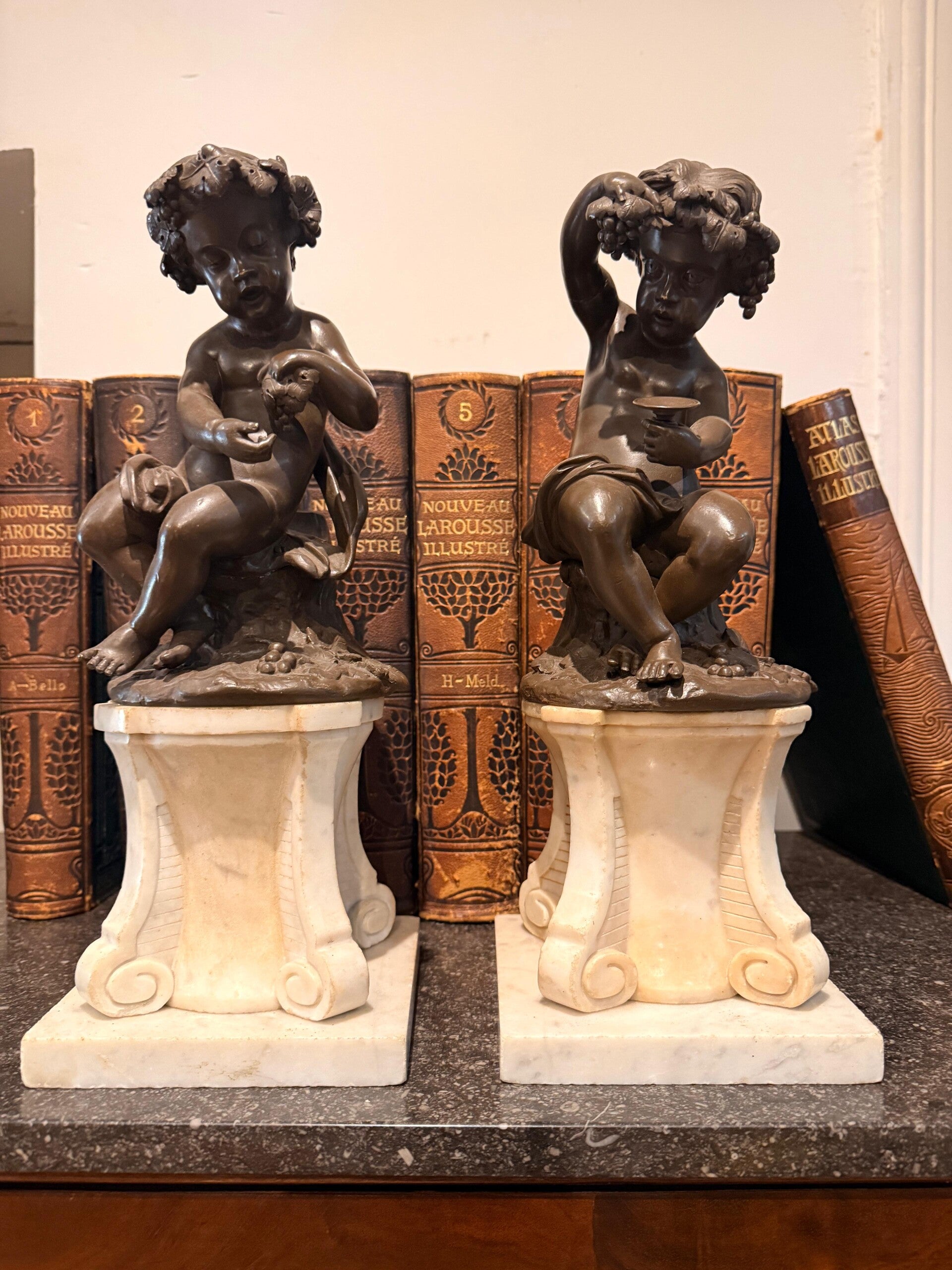 Paire De Putti Vendangeurs en Bronze Ciselé Patine Brune, Marbre Blanc - Vers 1780