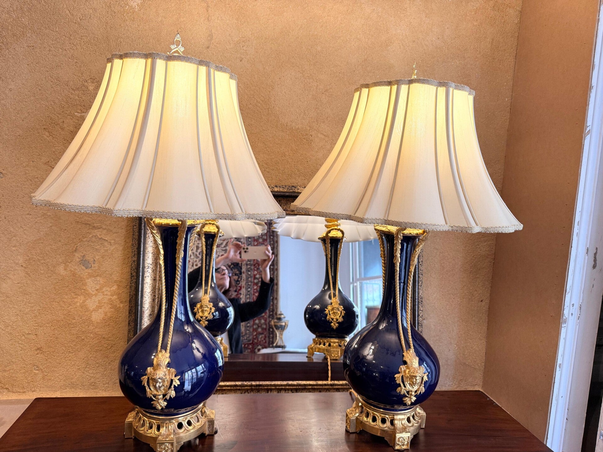 Paire De Grandes Lampes A Régulateur en Bronze Ciselé et Doré, et Porcelaine - Début XIXème