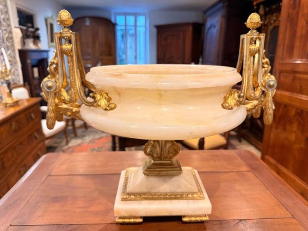 Grand Cratère En Centre De Table en Onyx Blanc, Bronze Ciselé Doré - 1850