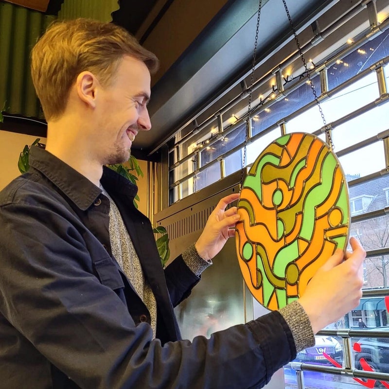 Man van Glas, glas-in-lood