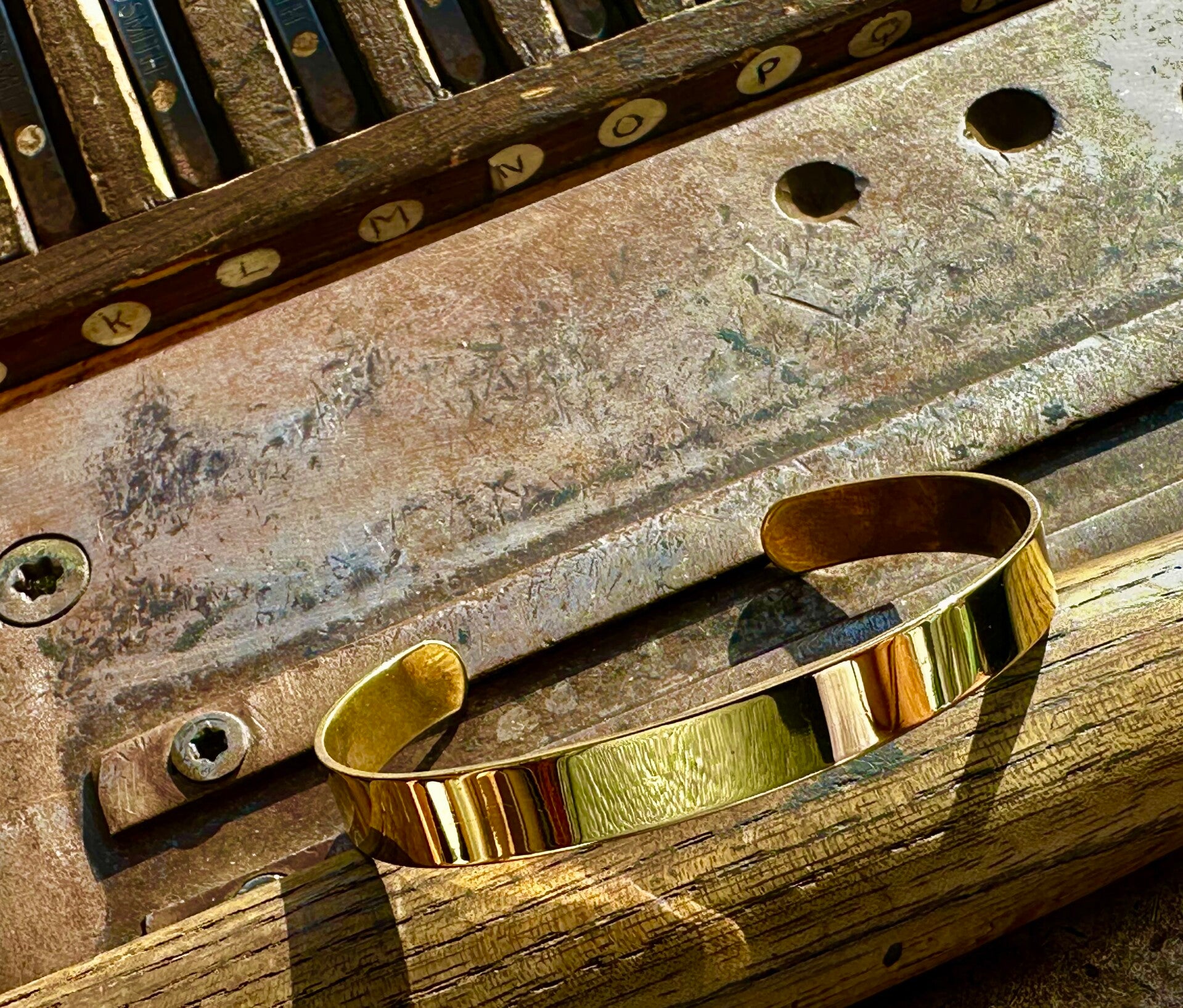 Bracelet moyen.   8 millimètres de largeur en laiton