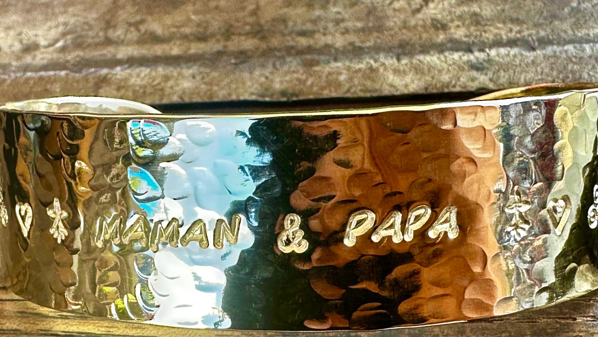 Bracelet extra large.  20 millimètres de largeur en laiton martelé.
