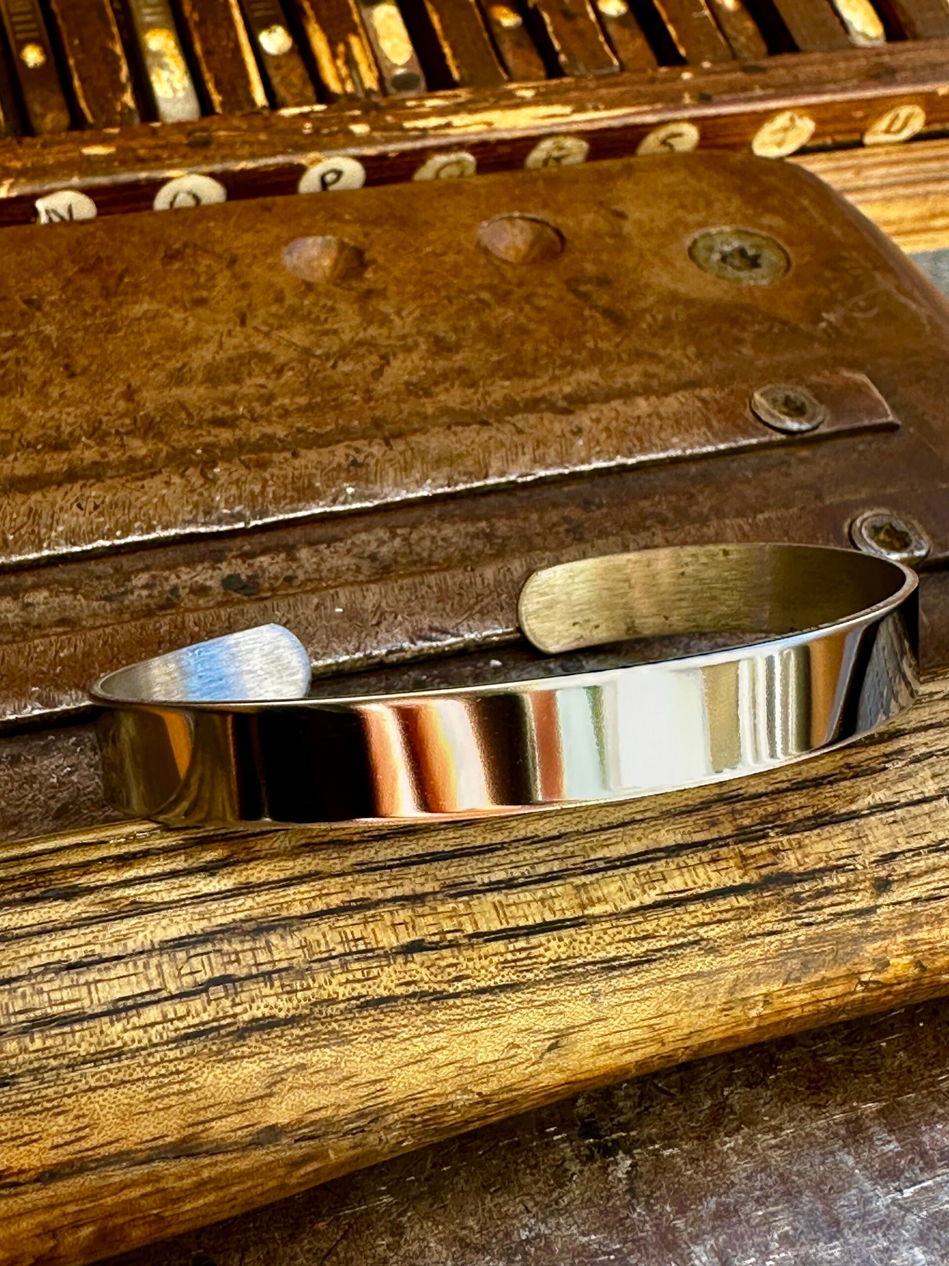 Bracelet moyen.   8 millimètres de largeur en acier inoxydable brillant
