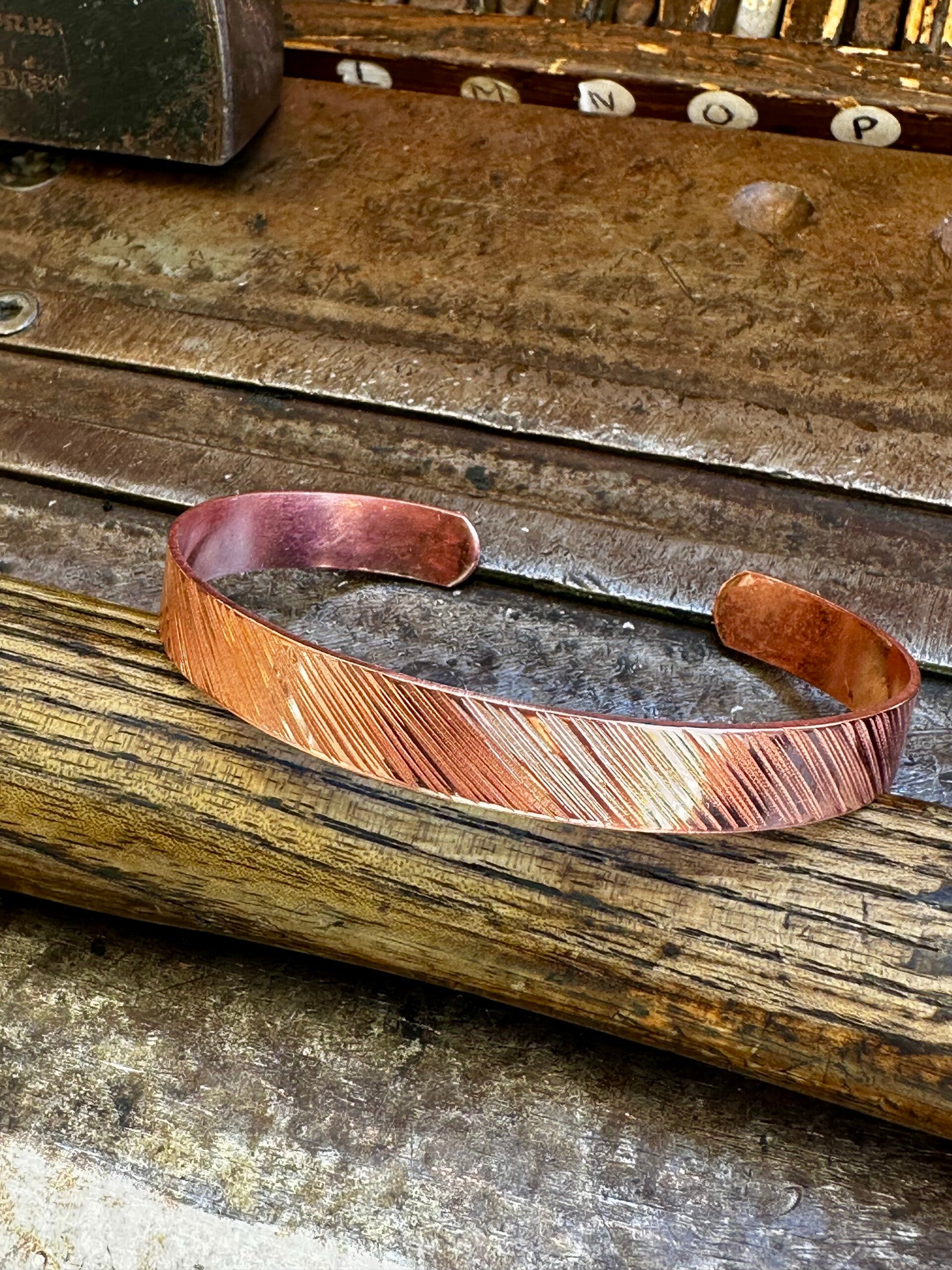 Bracelet moyen 8 millimètres de largeur en cuivre ciselé