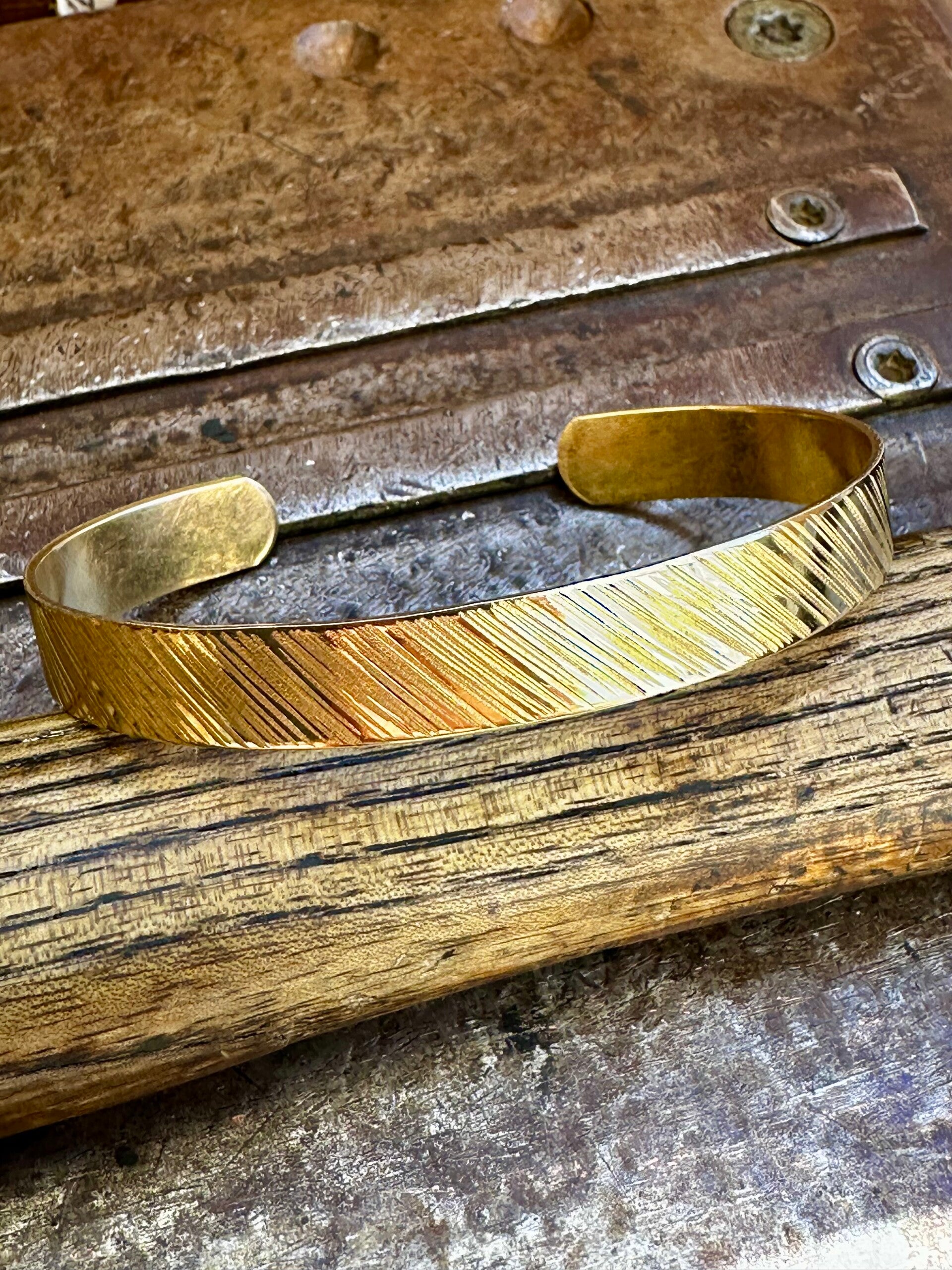 Bracelet moyen 8 millimètres de largeur en laiton ciselé