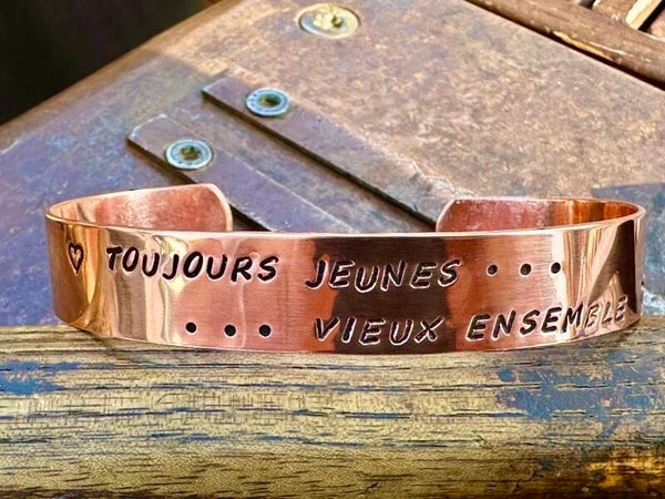 bracelet large  en cuivre avec gravure