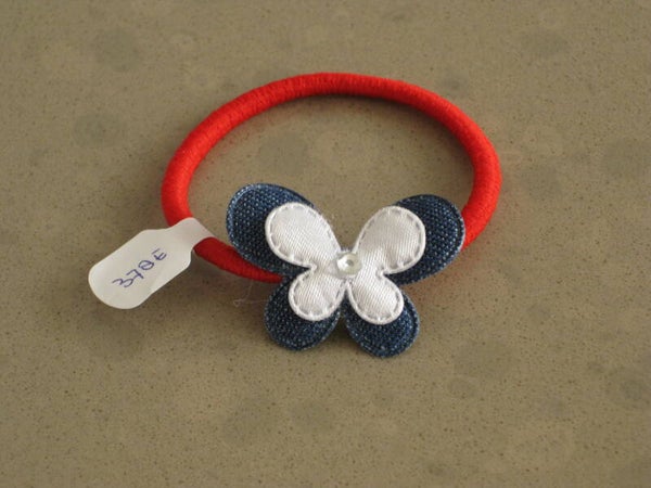 Rood elastiek met vlinder