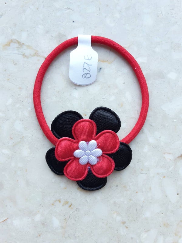Rood elastiek met bloem