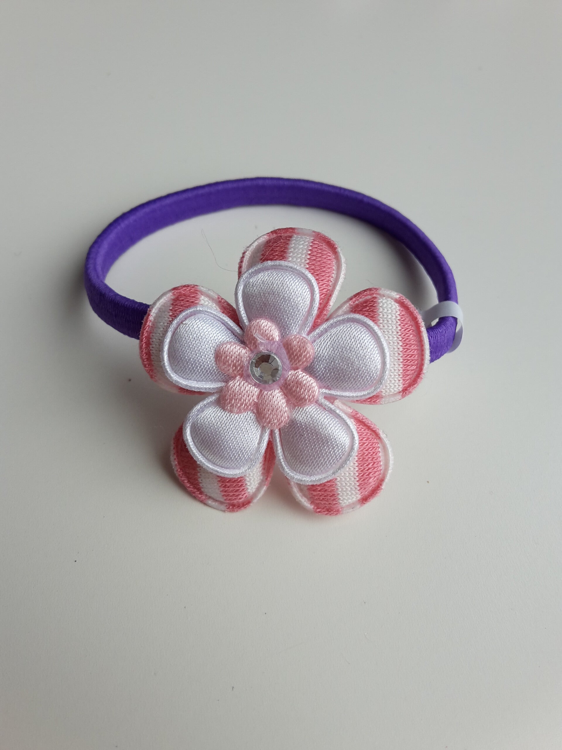 Paars elastiek met bloem