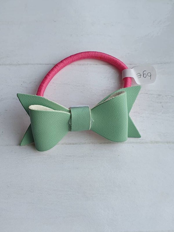 Roze elastiek met leren strik